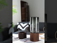 Vaso di vetro con base di legno